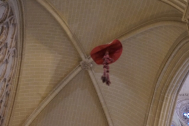 帽子が教会内に帽子がいくつも吊るされている