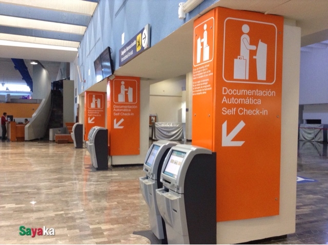 マリアノ・エスコべド国際空港の自動チェックインカウンター