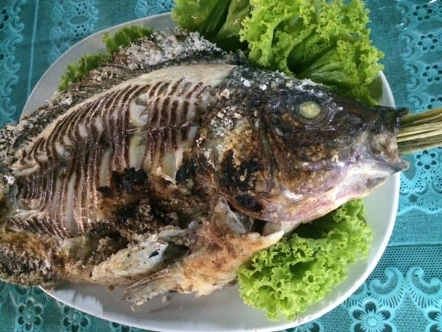 魚の塩焼き(プラー・パウ・クルア）