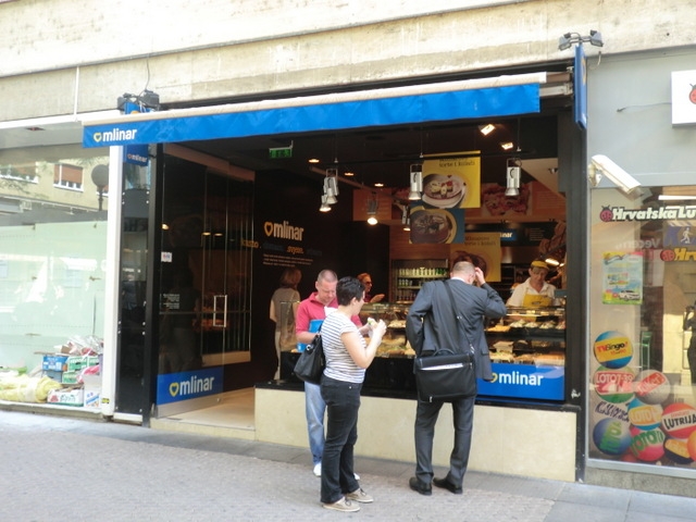 クロアチア中のパン屋さんで売られているブレク