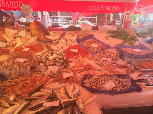 カターニアの魚市場には、毎日新鮮なお魚が並ぶ