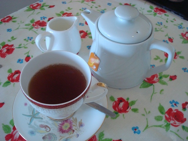 庶民的なビニールのテーブルクロス＆ティーバッグのお茶