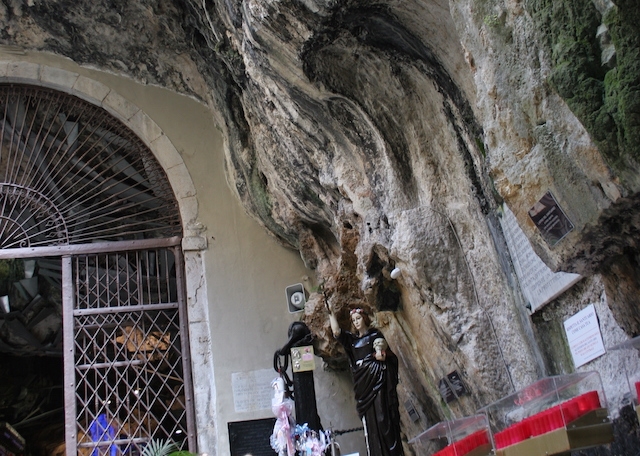 入り口から中に入ると天然の洞窟の岩肌が