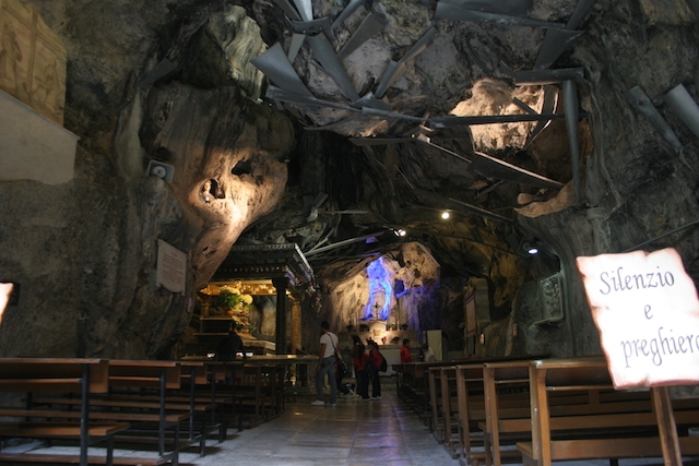 完全に洞窟の内部にあるので、天井には補強が見える