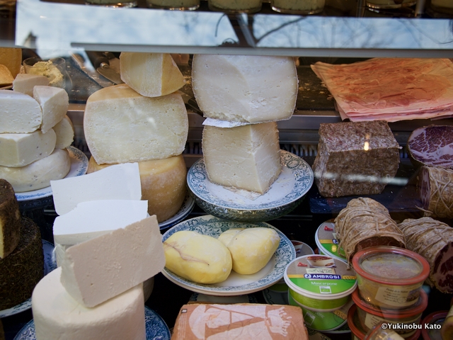 プロセスチーズ主体の日本と違いフランスはナチュラルチーズ中心