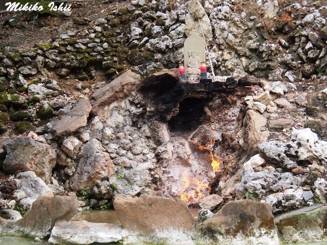 天然ガスが噴き出し火が燃え続けています