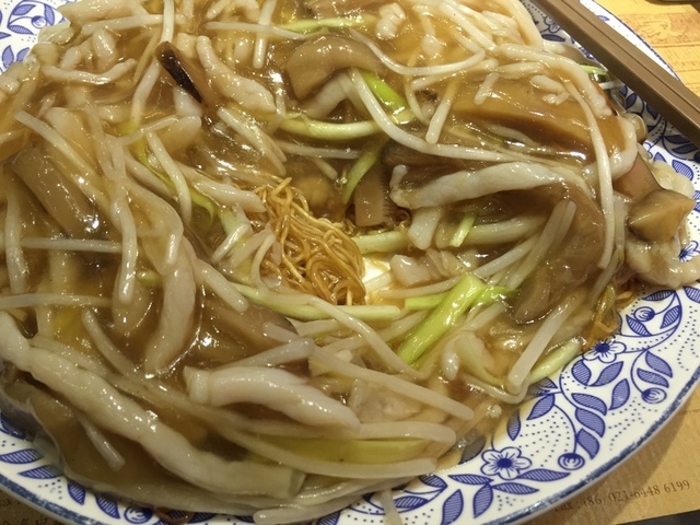 揚げた麺は外側がカリカリで中が柔らかい