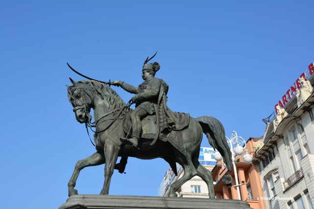 広場の中心で勇敢な姿を見せるイェラチッチ総督騎馬像