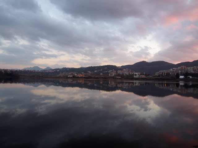 夕暮れ時も美しい湖