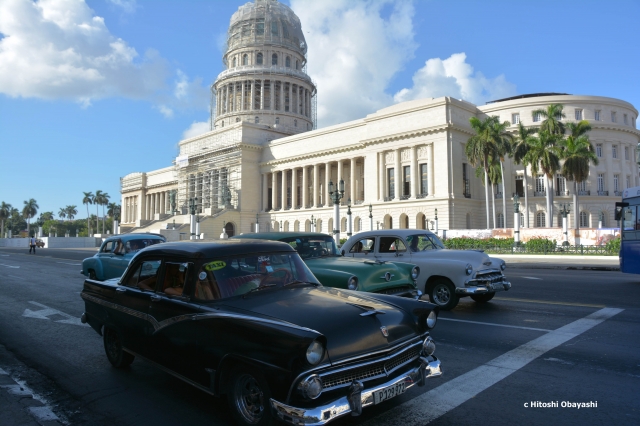 アメリカ製クラシックカーの姿が絶えない旧キューバ国会議事堂前