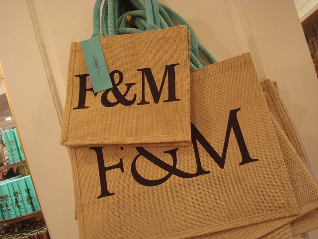 ロングセラーの「F&M」ロゴ入りエコバッグ