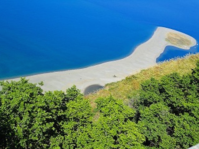 大聖堂のある広場から見下ろすと青い海と砂州が！