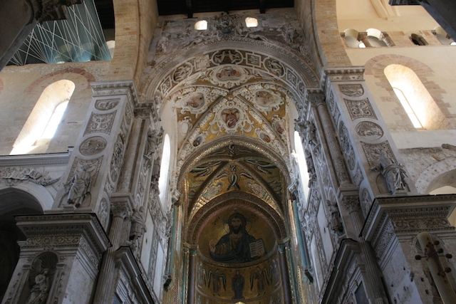 大聖堂内部は、美しい金モザイクが特徴