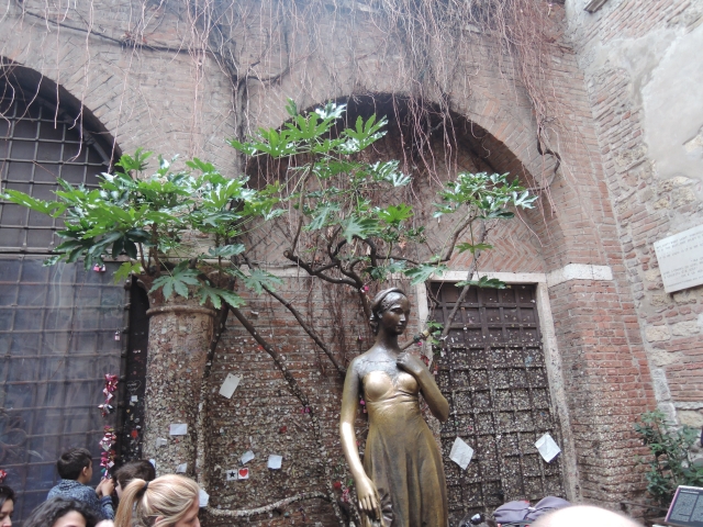 ヴェローナにあるジュリエットの銅像