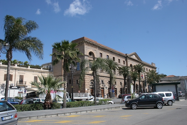 夏は観光客で賑わうミラッツォの街と市庁舎