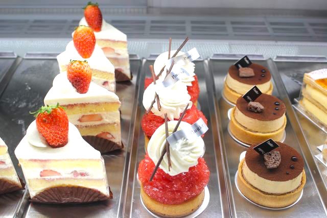 日本人パティシエならではの繊細なケーキが並ぶ
