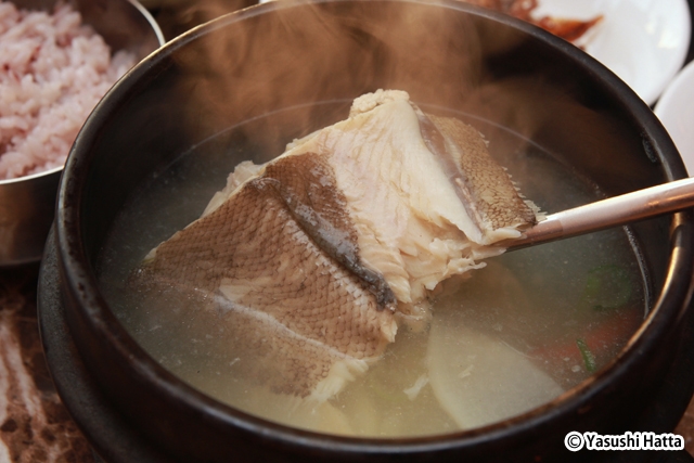 ぶつ切りのマガレイが入ってボリュームも充分。朝食にもぴったり