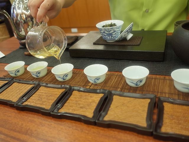 高山烏龍茶の良し悪しもレクチャーしてくれます