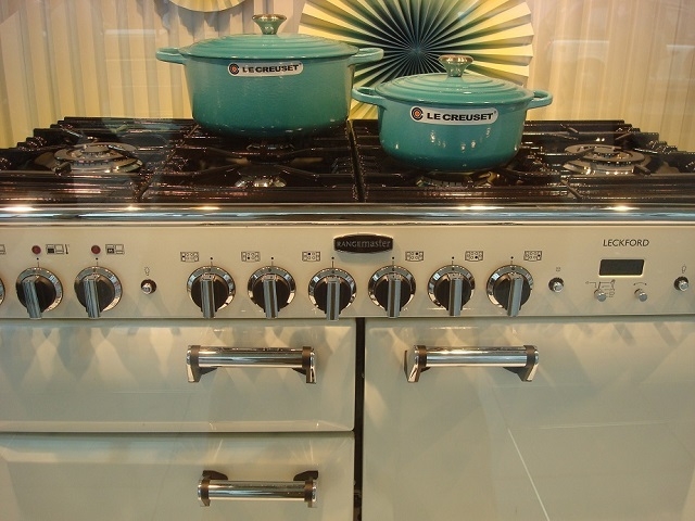 素敵なデザインの調理台　ル・クルーゼの鍋もいっそう映えて