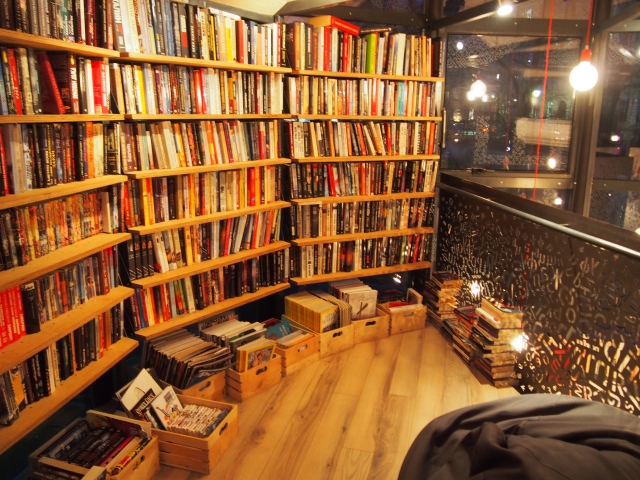 二階にも本がたくさん陳列