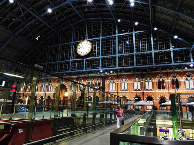 セントパンクラス駅の構内。奥の茶色の壁がホテルの建物