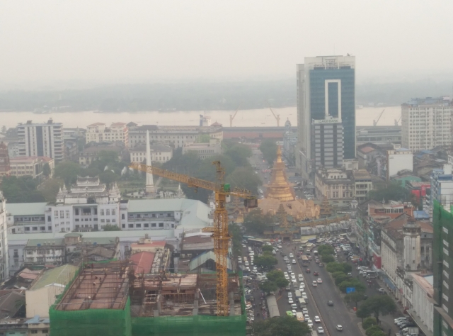 ヤンゴン川方面の眺め。金色の建物はスーレー・パゴダ