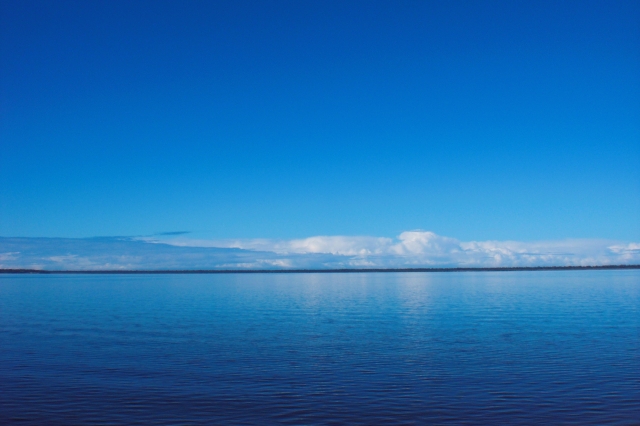 澄んだ湖と空はまさにオーストラリアの青