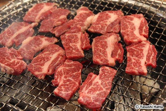 カルビサルは炭火で網焼きに。脂がとろけてとってもジューシー