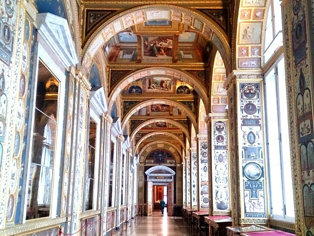 イタリア人画家ラファエロの作品をコピーして作られた回廊