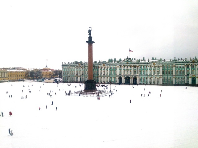 冬は雪のじゅうたんで宮殿が引き立つ