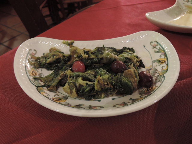 茹でたスカローラという野菜とオリーブ