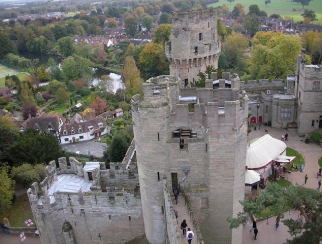 塔のひとつから城内を見渡して中世にタイム・トリップ