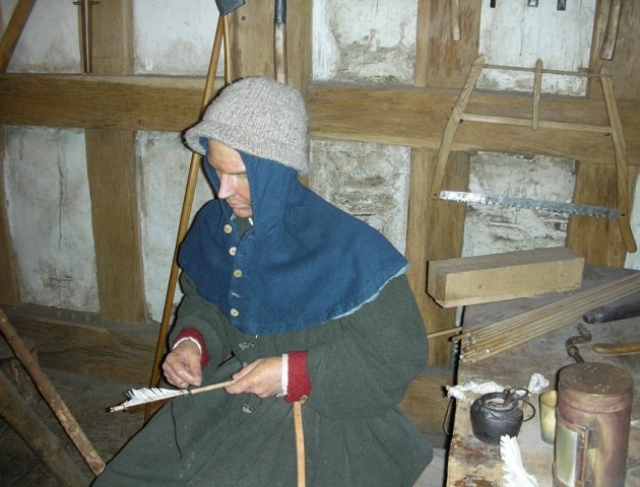 要塞を守る重要な武器・弓矢の矢を作る職人