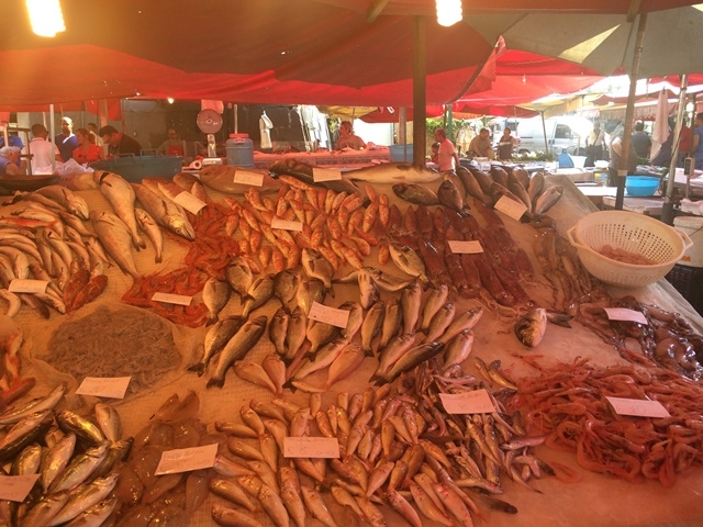 カターニアの魚市場は、毎朝新鮮な魚介類が並ぶ