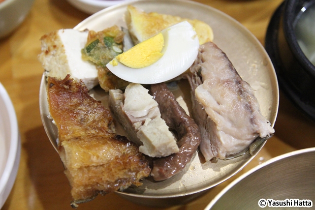 ホッチェサバプのおかず。魚や肉、チヂミが盛り合わせてある