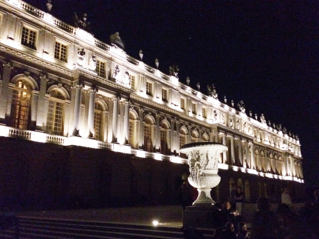夜の宮殿も美しくライトアップ