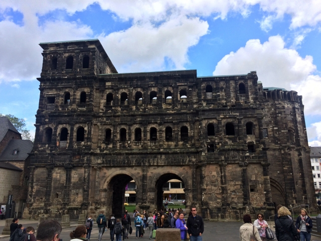 「ポルタ・ニグラ（Porta Nigra）」は街のシンボル