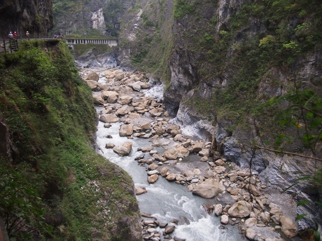 大理石の岩があふれる渓谷