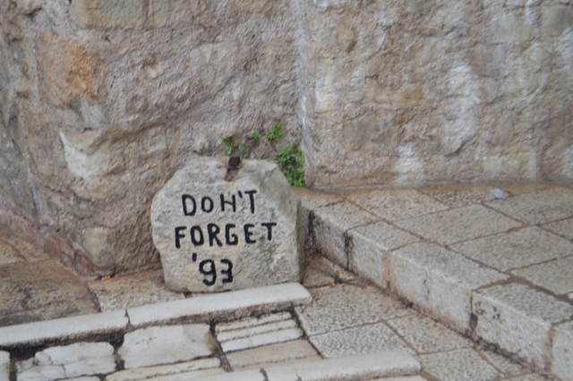 「93年を忘れるな」と刻まれた、橋の近くに安置された石