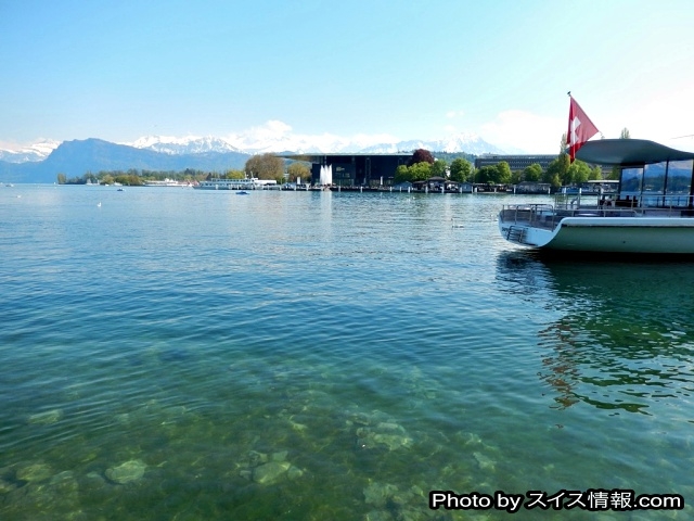 水が透き通って見えるルツェルン湖