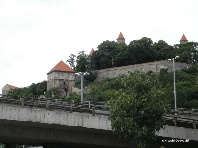 ドナウの川沿いの小高い丘に建つブラチスラヴァ城