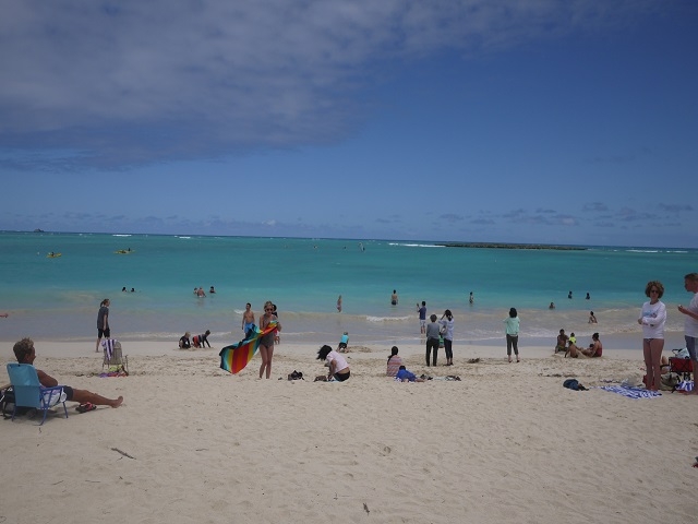 青い海、白い砂浜、ハワイのポストカードになりそうな景色だ