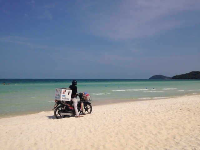 アイスクリーム屋さん。砂浜もバイクで走る