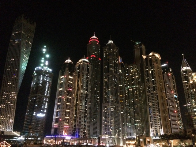 マリーナウォーク周辺から見上げる高層マンション群の夜景