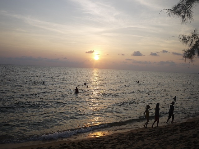 ベトナムでは珍しい、海に沈む夕日