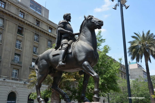広場で馬に跨るペドロ・デ・バルディビア