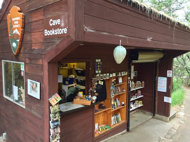 キオスクみたいなブックストア（Cave Bookstore）