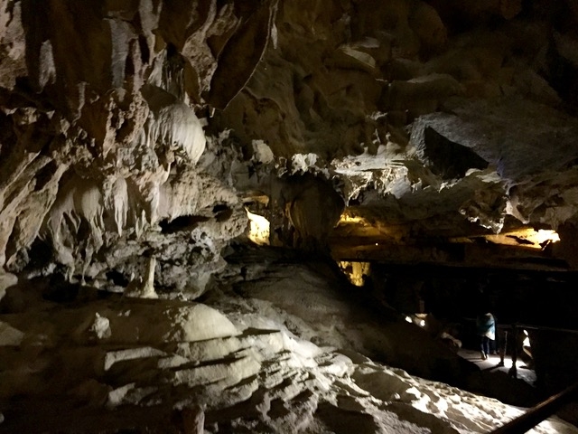 洞窟の入り口からこんな幻想的な光景、思わず「お〜っ」と感嘆