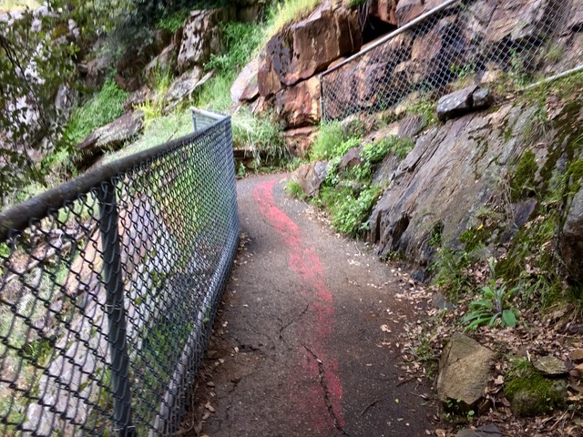 岩が落ちてくるところは赤線が引いてある
