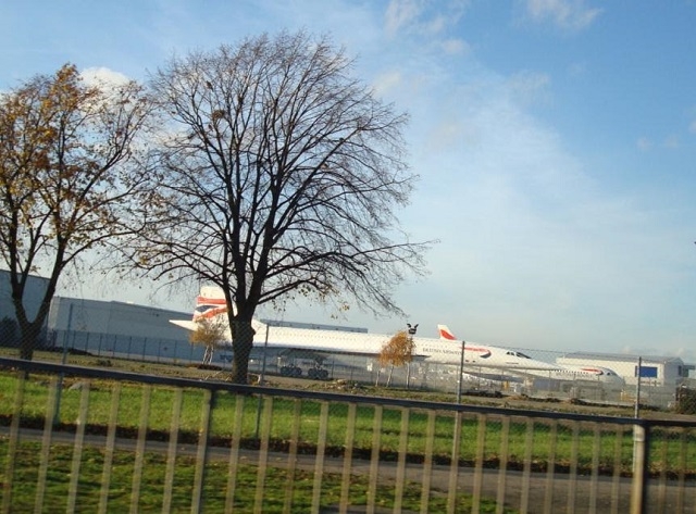 ヒースロー空港の外からでも見えるコンコルド機